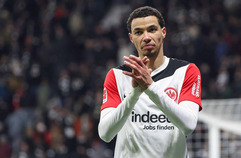 hugo-ekitike-tro-thanh-tam-diem-tranh-gianh-giua-chelsea-va-arsenal